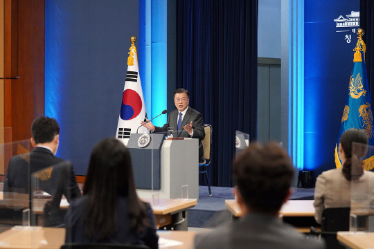 문재인 대통령이 10일 청와대 춘추관에서 특별연설 후 기자들과 질문을 주고 받고 있다. 청와대 제공.